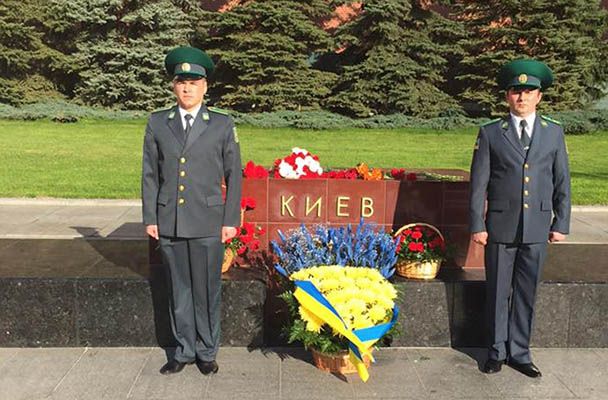 Сине-желтый букет у стелы Киеву Сине-желтый букет у стелы Киеву
