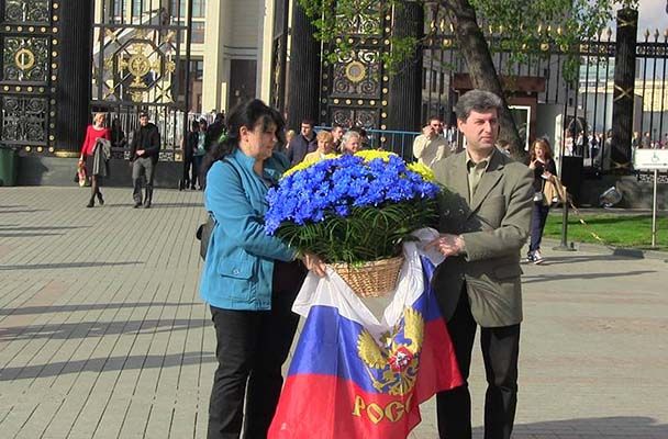 Автор композиции — москвичка Алена Рыкалина. Автор композиции — москвичка Алена Рыкалина.