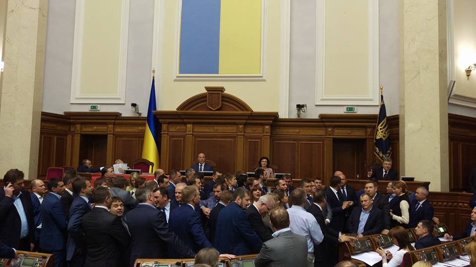 Блокирование трибуны БПП, чтобы ее не заблокировали "радикалы" Ляшко Блокирование трибуны БПП, чтобы ее не заблокировали "радикалы" Ляшко