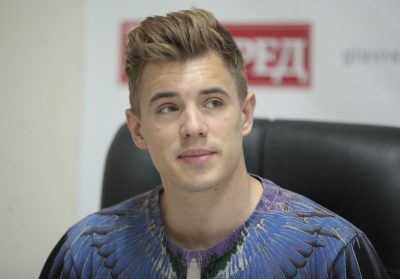 Пиво и креветки: украинский певец засветился на отдыхе в Крыму