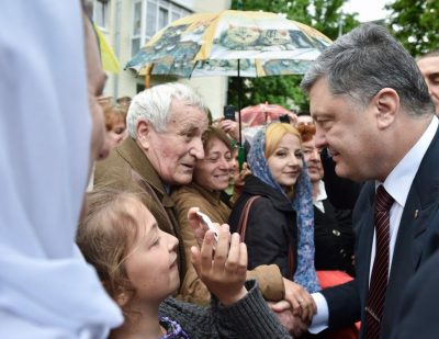 Порошенко в День памяти и примирения: весь мир стремится, чтобы страшная трагедия не повторилась