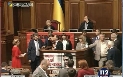 Рада приняла присягу Билозир, а "радикалы" блокируют трибуну