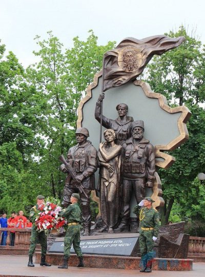 В Луганске партизаны взорвали памятник оккупантам В Луганске партизаны взорвали памятник оккупантам