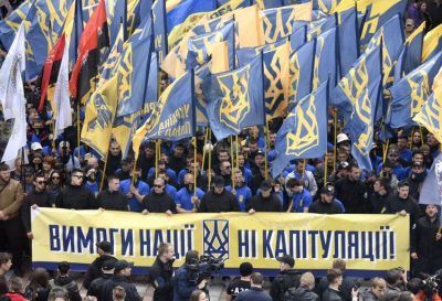 "Требования нации — нет капитуляции": марш "Азова" завершился под Радой файерами и дымовой завесой