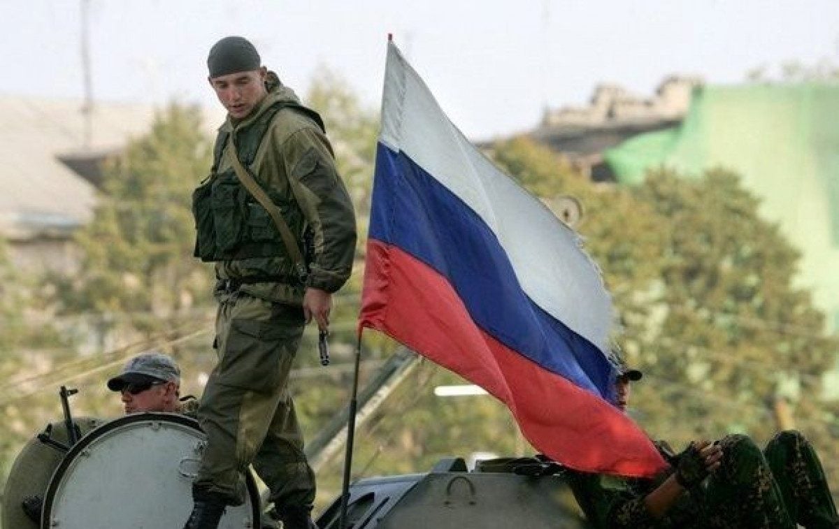 Военно русской весны. Солдат с флагом. Русские военные с флагом. Русский солдат с флагом. Русские солдаты с российским флагом.