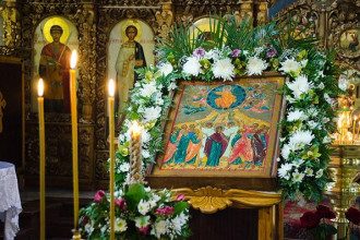 Православные христиане отмечают день Святой Троицы