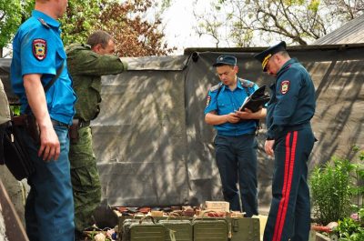 Охранка ЛНР документирует "обнаруженное" в схроне оружие Охранка ЛНР документирует "обнаруженное" в схроне оружие