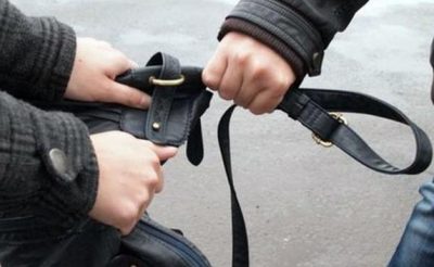 В Днепре у мужчины отобрали сумку с внушительной суммой
