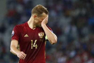 Василий Березуцкий оплакивает прогрыш словакам