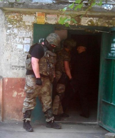 В Мариуполе сдался стрелок, бросивший в полицейских гранату В Мариуполе сдался стрелок, бросивший в полицейских гранату