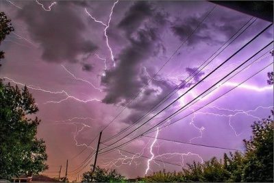Ударят молнии и сорвется ветер: синоптики предупредили о сильном шторме