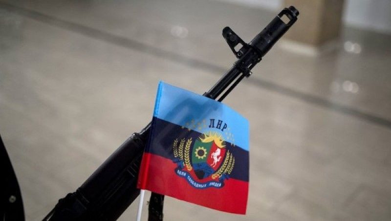 Луганские боевики бегут в "армию" ДНР за длинным рублем