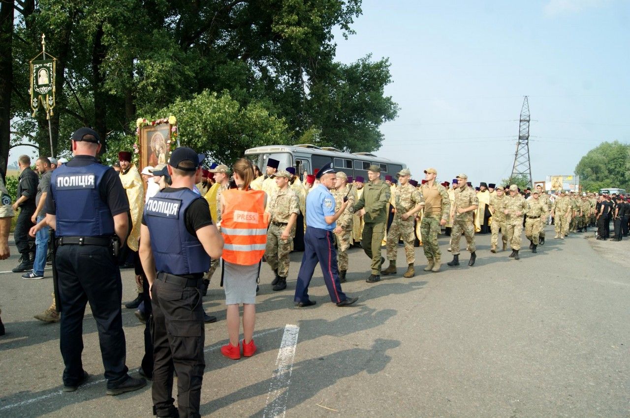 Под Борисполем участников &quot;крестного хода&quot; забросали бутылками и яйцами, опубликованы фото и видео
