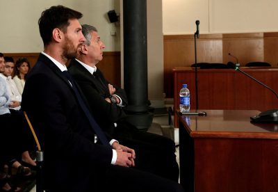 Лионель и Хорхе Месси в зале суда в Барселоне Лионель и Хорхе Месси в зале суда в Барселоне
