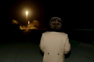 Ким Чен Ын наблюдает запуск баллистической ракеты
