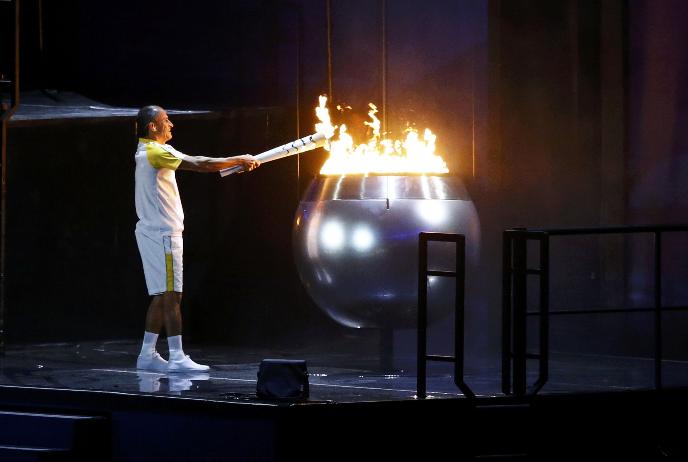 Факел современные игры зажигается. Олимпийский огонь в Рио-де-Жанейро 2016. Зажжение олимпийского огня в Барселоне 1992. Олимпийские игры в Рио де Жанейро 2016 Олимпийский огонь.
