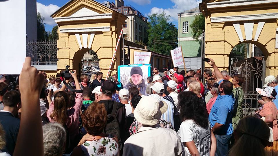 На Банковой митингуют родственники военнопленных: опубликованы фото и видео