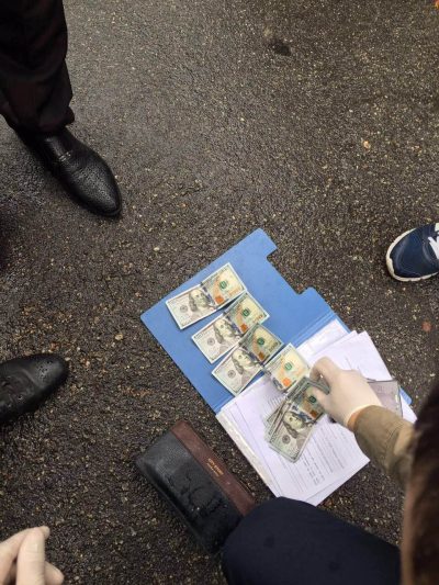 Взятка капитану полиции. Взятка капитану полиции.