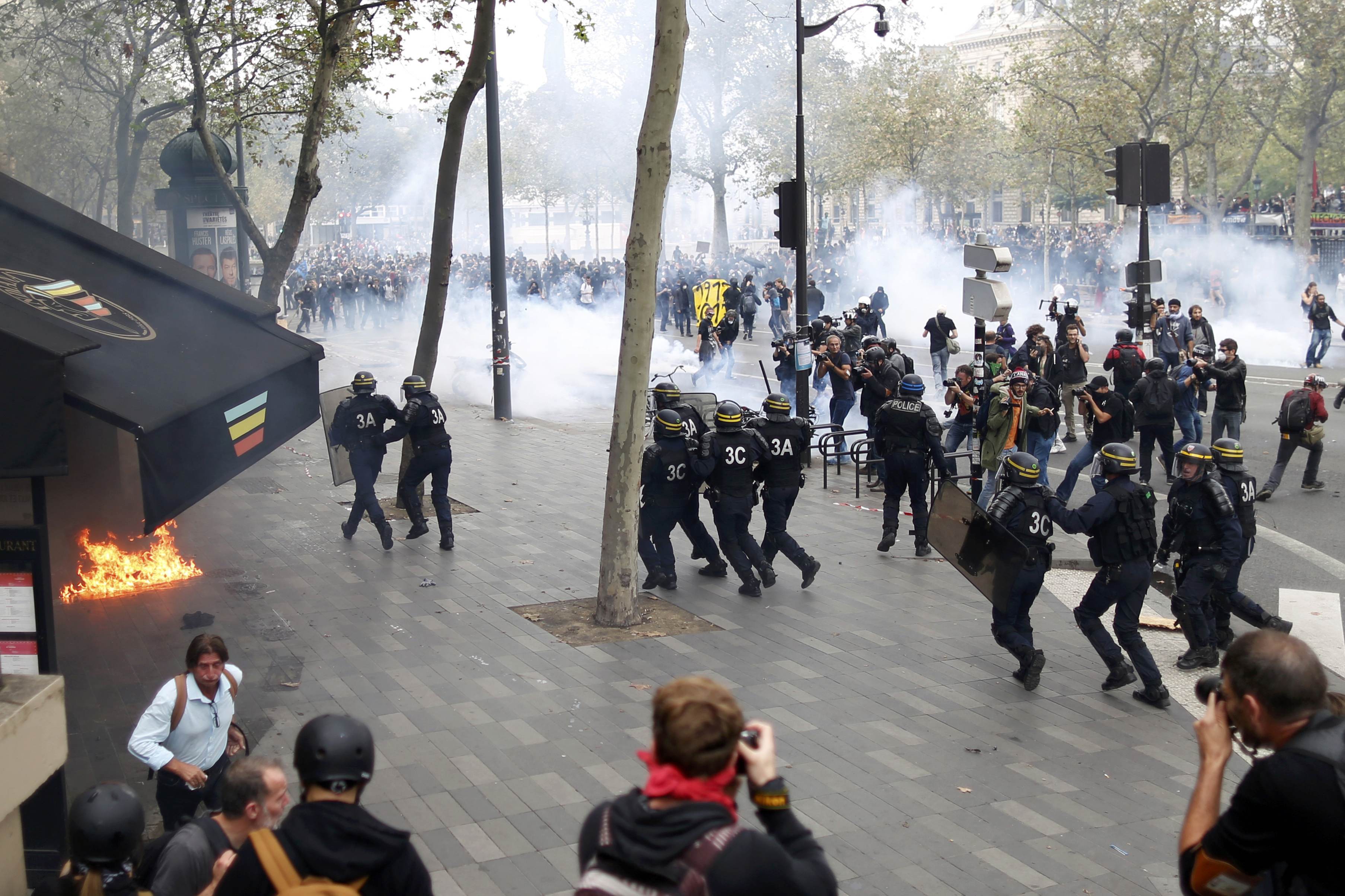 Разгоны. Митинги во Франции 2020. Разгон демонстрантов в Париже. Демонстрации во Франции. Массовые беспорядки во Франции.