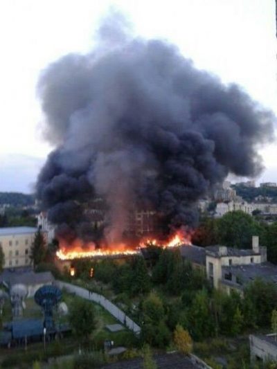 Мощный пожар во Львове. Горит старая часть пограничников, опубликованы фото и видео