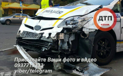 Поврежденное авто патрульных, иллюстрация