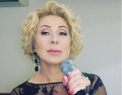 "Что за мерзость?": известную российскую певицу распекли за поцелуй с дочкой