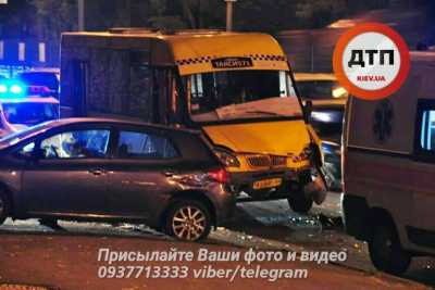 В Киеве столкнулись маршрутка и иномарка, работали несколько бригад "скорой"