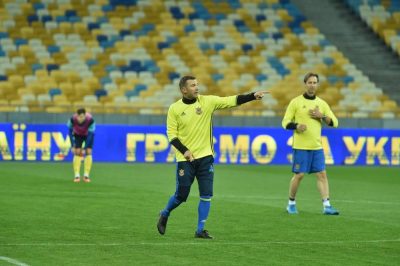 Андрей Шевченко во время тренировки сборной Андрей Шевченко во время тренировки сборной