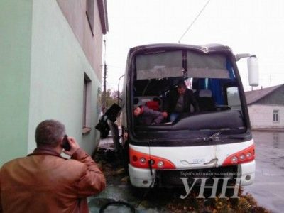 Грузовик протаранил автобус Грузовик протаранил автобус
