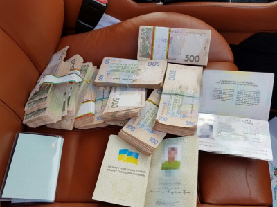 Под Киевом накрыли мастерскую, в которой делали фальшивые документы