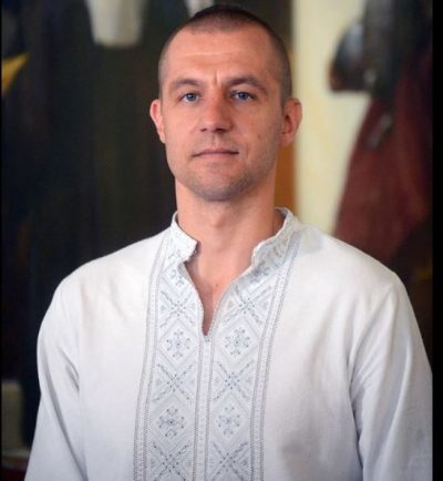 Козак Гаврилюк уже два года катается на машине, которую передавали в зону АТО - журналист