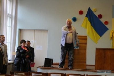 Мусорная "люстрация" с дракой на Одесчине. Экс-главу райсовета выбросили в бак
