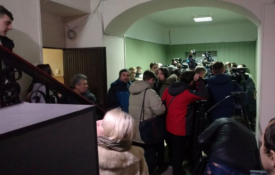 Журналисты ждут видеодопроса в суде Киева.
