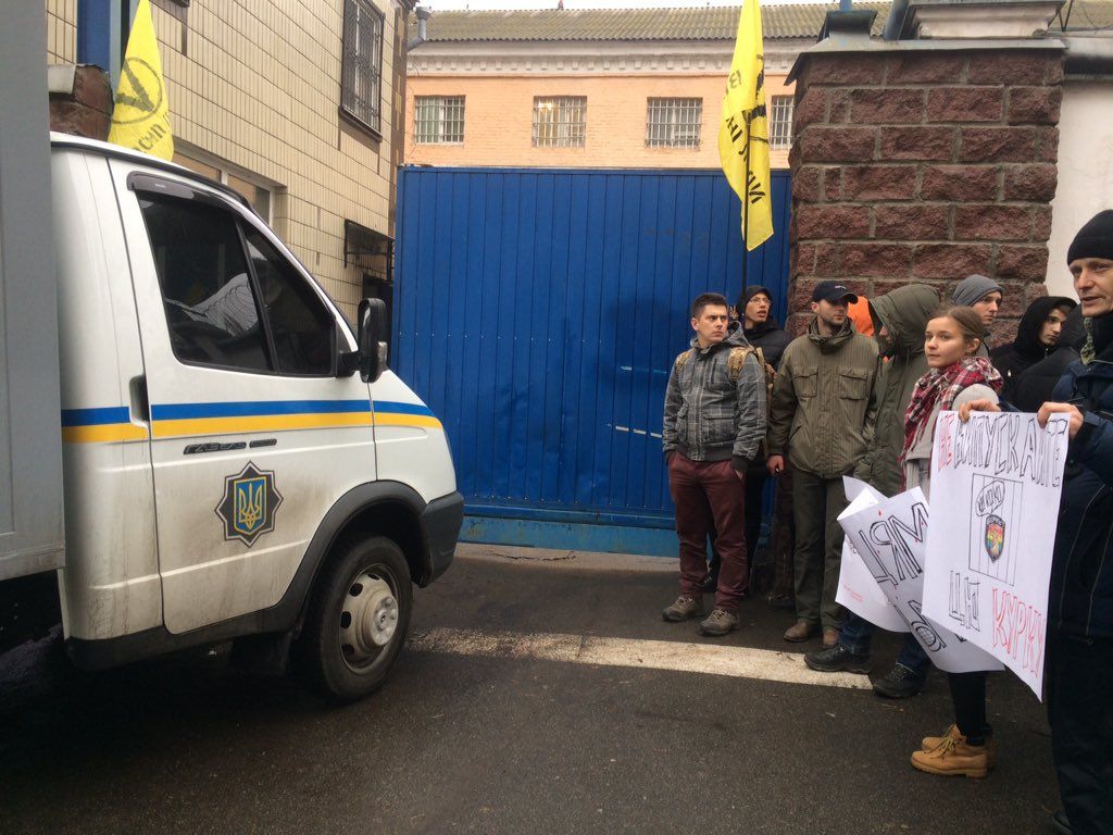 Активисты стоят с транспарантами под Лукьяновским СИЗО.