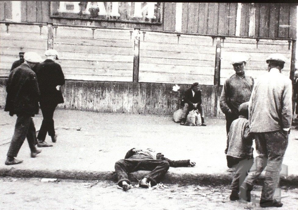 Мертвые люди на улицах Харькова, 1932г.