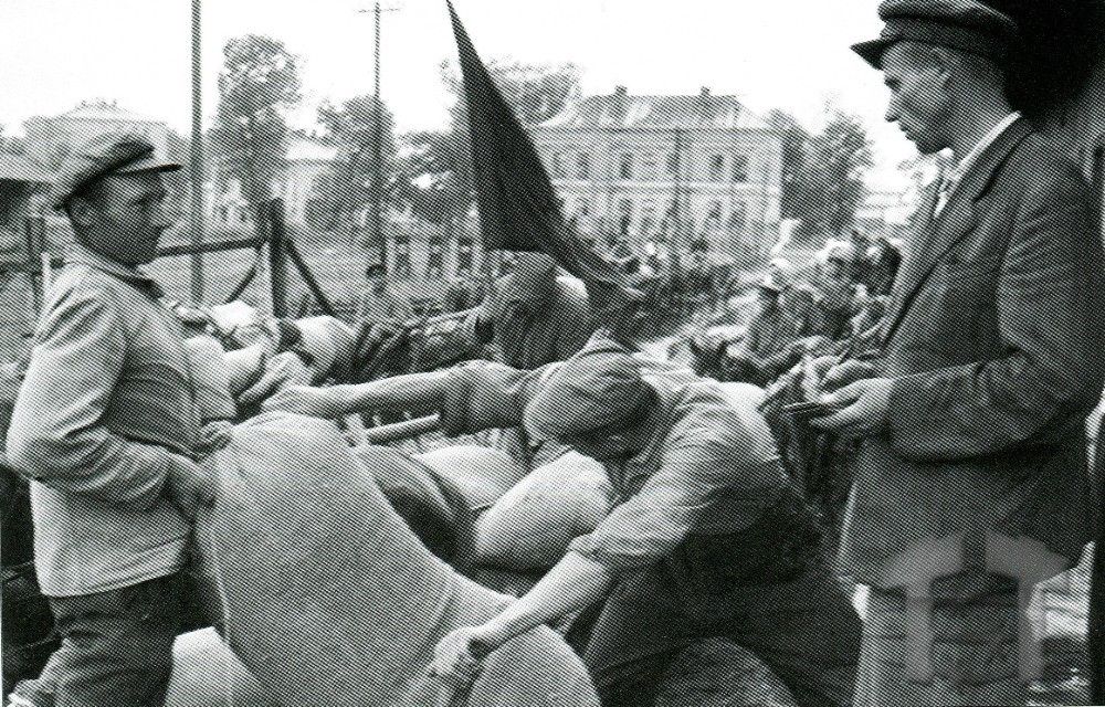 Разгрузка обоза с зерном, 1947 г.