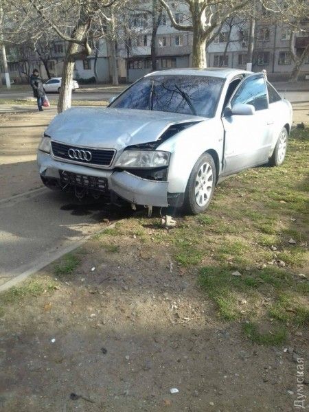 трое неизвестных сначала избили водителя AudiA6 трое неизвестных сначала избили водителя AudiA6