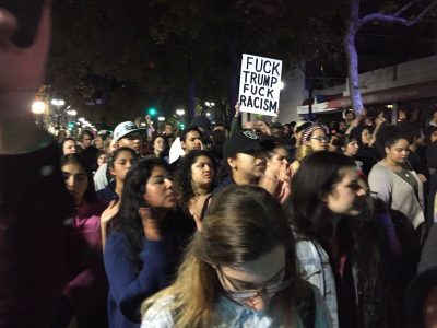 Американцы протестуют против победы Трампа: жгут шины и бьют окна, опубликованы фото и видео