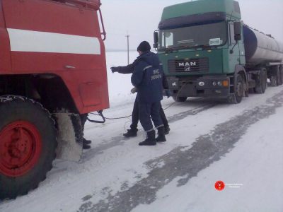 Колапс в Украине: в снежной ловушке оказались сотни машин и людей, спасены 97 детей