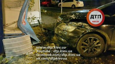 В Киеве пьяная компания избили девушку-полицейскую В Киеве пьяная компания избили девушку-полицейскую