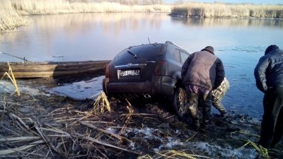 Спасатели достали из Днепра кроссовер Спасатели достали из Днепра кроссовер