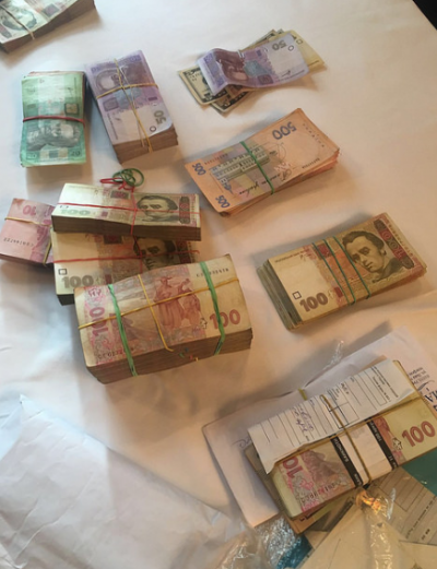 Деньги, найденные у дельцов Деньги, найденные у дельцов