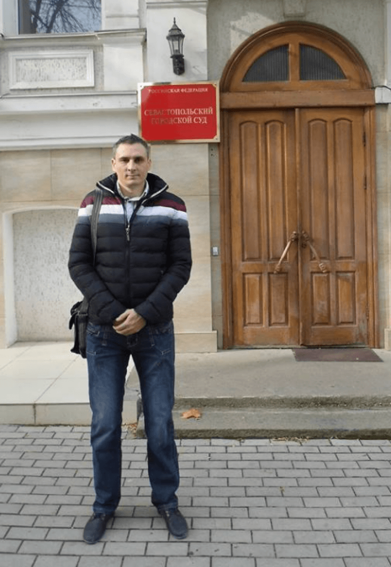 В Севастополе крымчанина оштрафовали за символику "Азова"