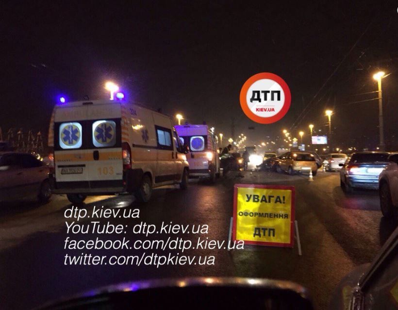 Масштабное ДТП на мосту Патона в Киеве: есть пострадавшие