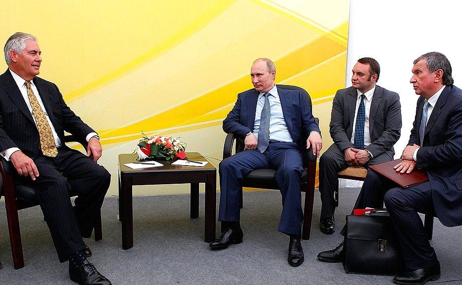 Рекс Тиллерсон, Владимир Путин и Игорь Сечин Рекс Тиллерсон, Владимир Путин и Игорь Сечин