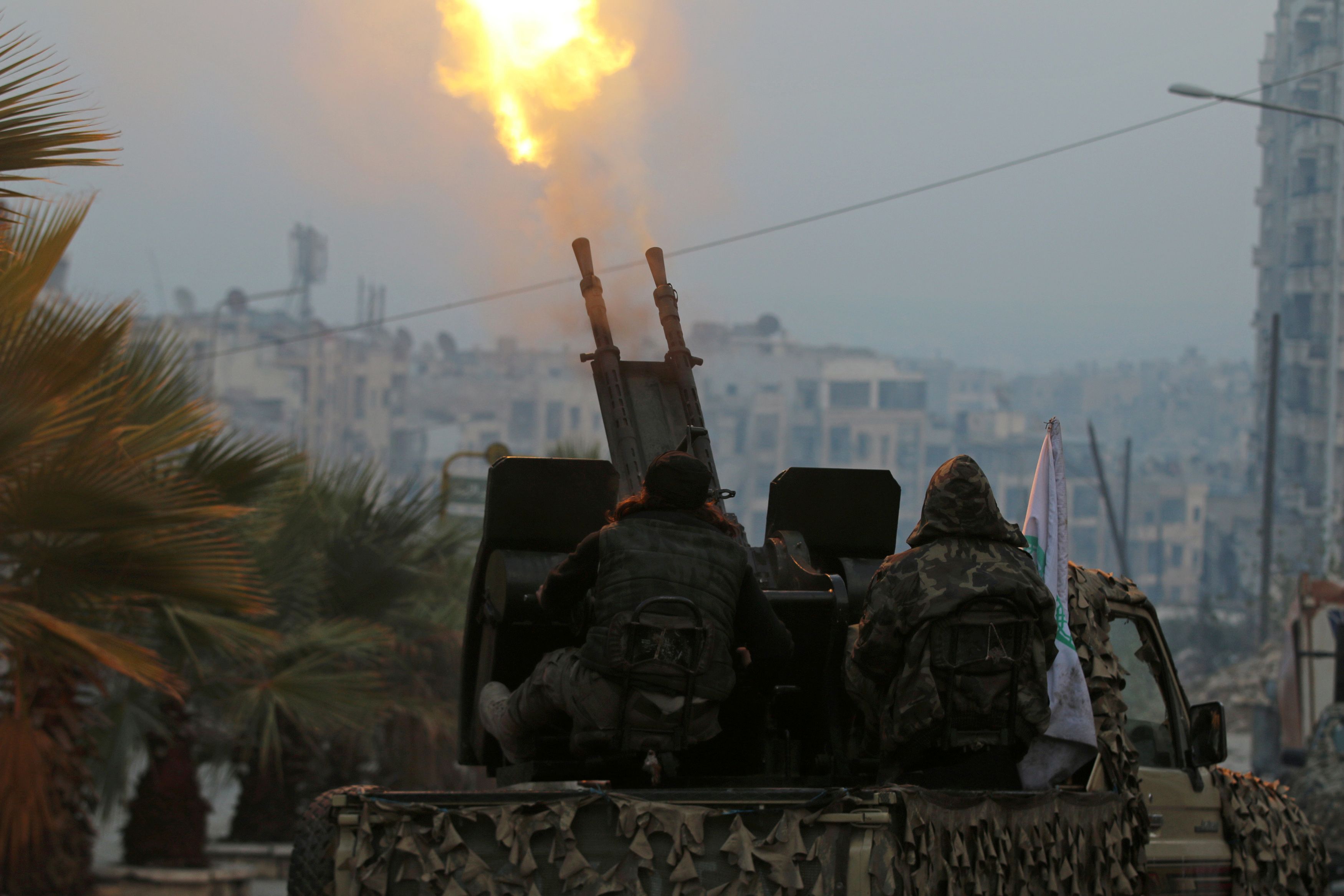 Бойцы Свободной сирийской армии ведут огонь по российской авиации