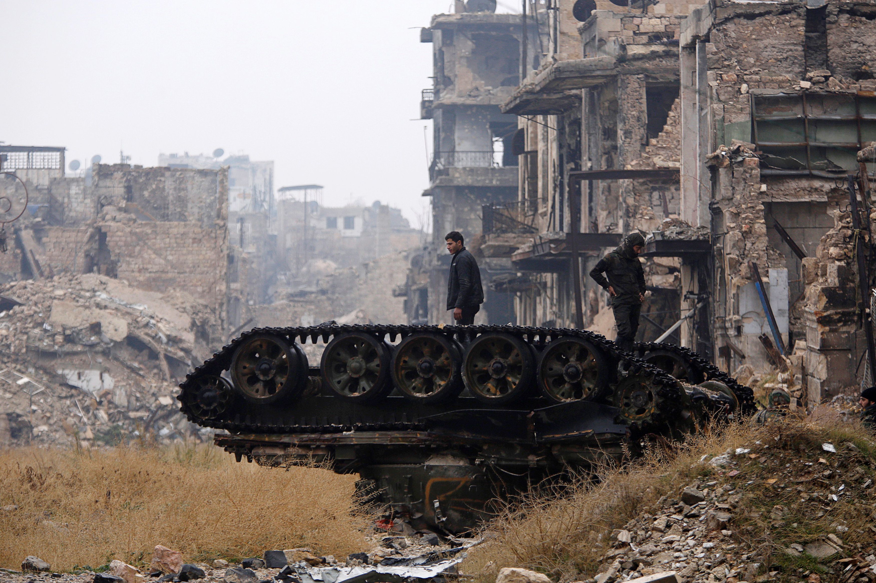Уничтоженный танк на улицах Алеппо