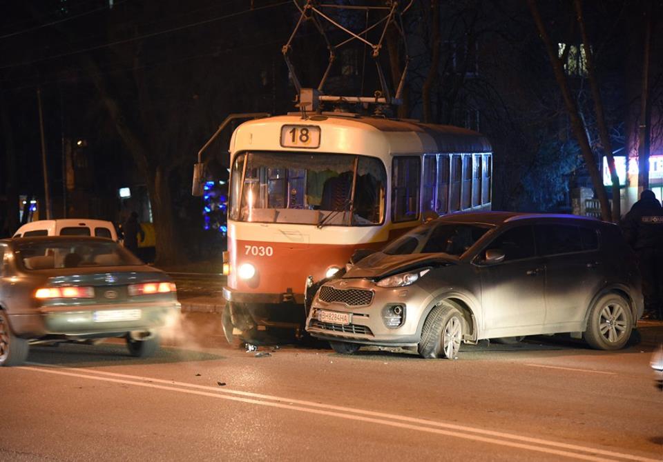 В Одессе трамвай слетел с рельсов и протаранил иномарку: опубликованы фото