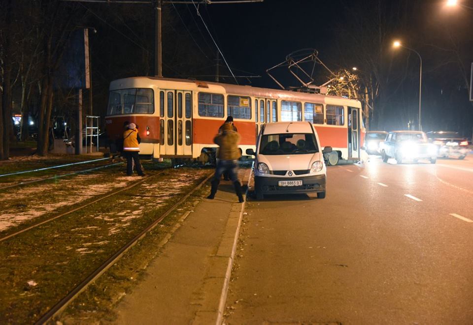 В Одессе трамвай слетел с рельсов и протаранил иномарку: опубликованы фото