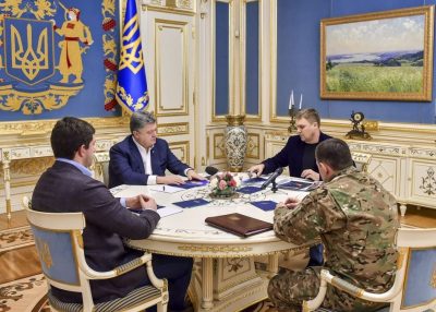 Порошенко провел совещание с представителями силовиков. Порошенко провел совещание с представителями силовиков.